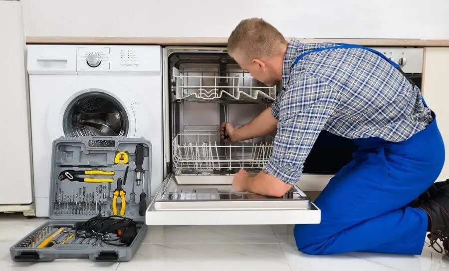 Yenimahalle Liebherr servisi teknisyen ekibi beyaz eşya tamiri yaparken